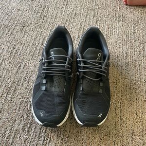 OnCloud sneakers size 6